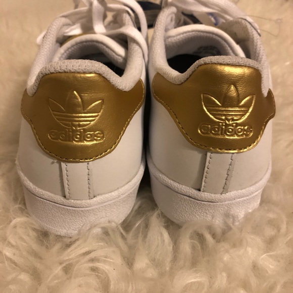 *SOLD* NWT Adidas Superstar Big Kids Gold! - Picture 2 of 8
